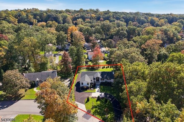 68 Grover Ln, West Caldwell Twp., NJ 07006