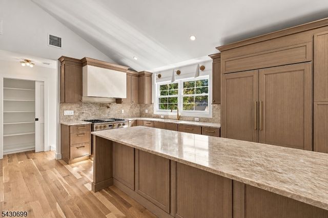 68 Grover Ln, West Caldwell Twp., NJ 07006