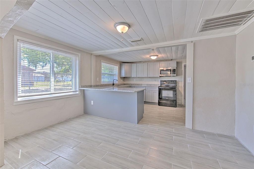 Image 13 of property listing at 905 W BALL STREET, Plant City, FL 33563