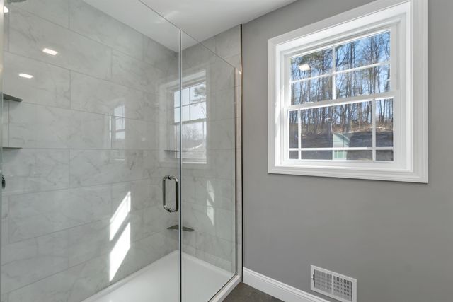 10 Shelburne Lane, Concord, NH 03301