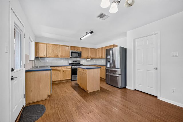 9203 Delmont Park Lane, Houston, TX 77075