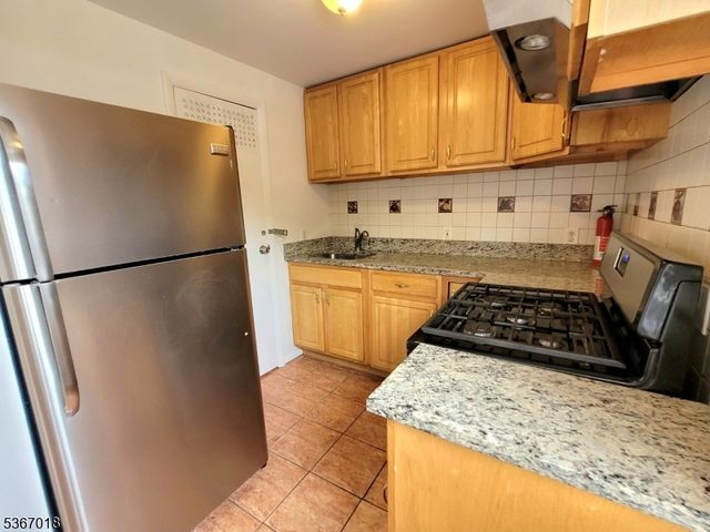 10 Saddlewood Ct, Jersey City, NJ 07302