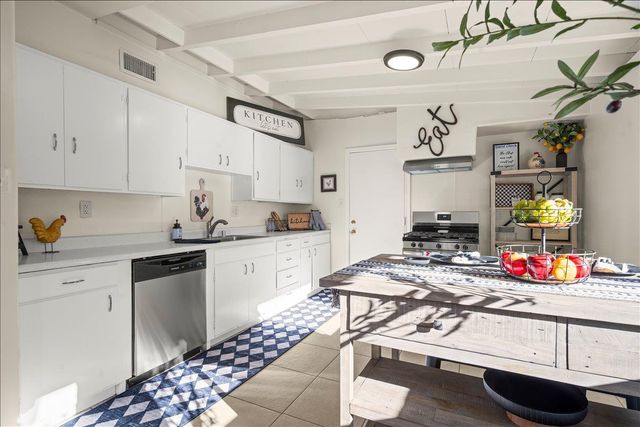 1020 Cummins Way, West Sacramento, CA 95605