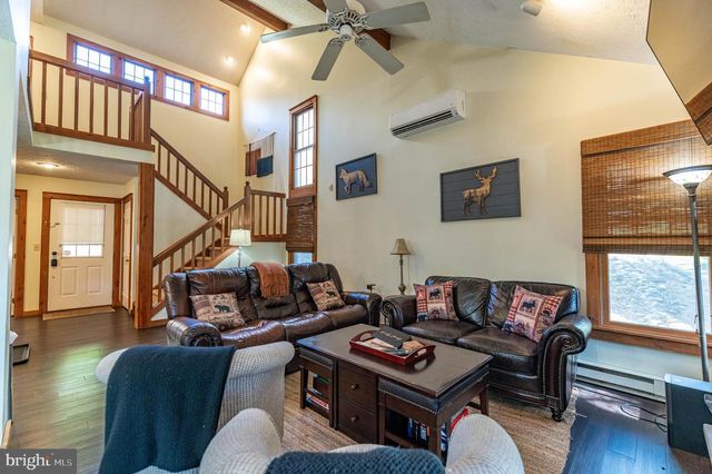 412 HICKORY DR, Tannersville, PA 18372