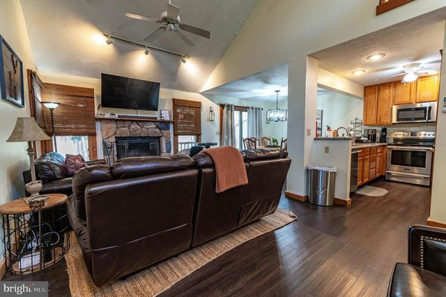 412 HICKORY DR, Tannersville, PA 18372