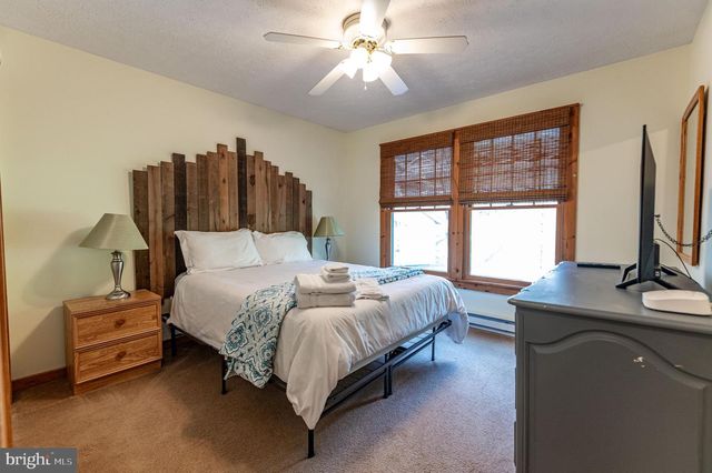 412 HICKORY DR, Tannersville, PA 18372