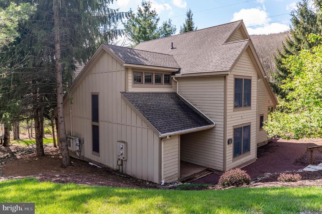 412 HICKORY DR, Tannersville, PA 18372