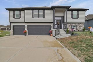 912 NW Hickorywood Drive, Grain Valley, MO 64029