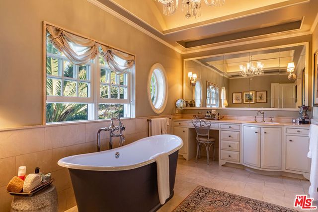 685 Elkins Road, Los Angeles, CA 90049