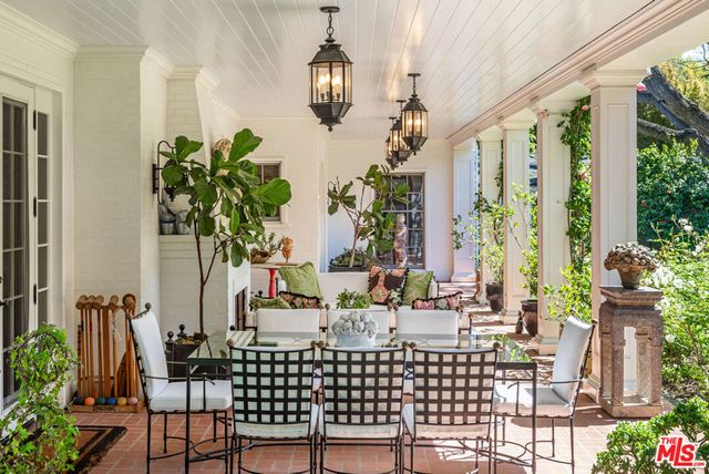 685 Elkins Road, Los Angeles, CA 90049