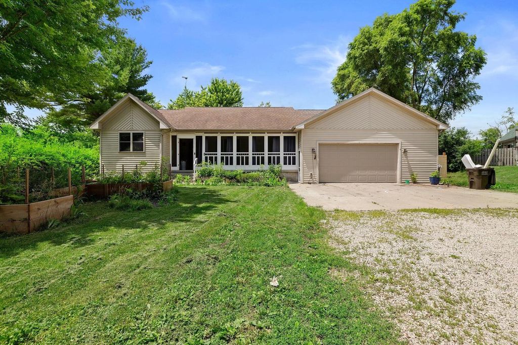 N6515 Aspen ROAD, Elkhorn, WI 53121