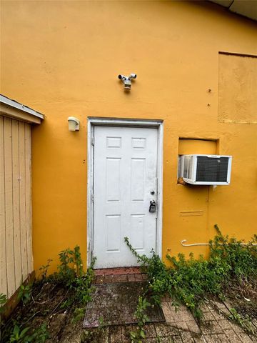 112 Newton Road Back, West Park, FL 33023