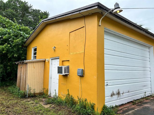 112 Newton Road Back, West Park, FL 33023