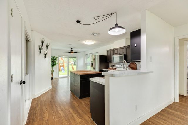 318 S Amherst Drive, West Columbia, TX 77486