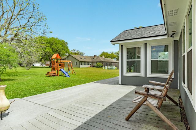 318 S Amherst Drive, West Columbia, TX 77486