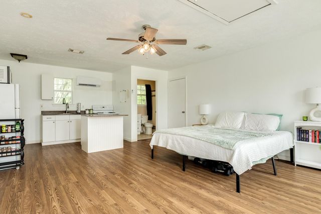 318 S Amherst Drive, West Columbia, TX 77486