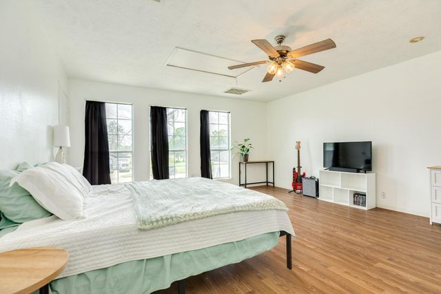 318 S Amherst Drive, West Columbia, TX 77486