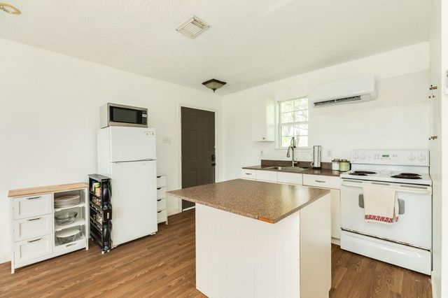 318 S Amherst Drive, West Columbia, TX 77486