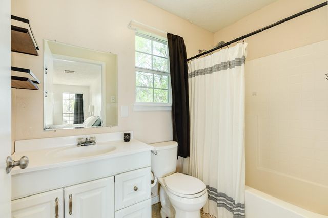 318 S Amherst Drive, West Columbia, TX 77486