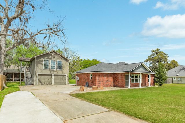 318 S Amherst Drive, West Columbia, TX 77486