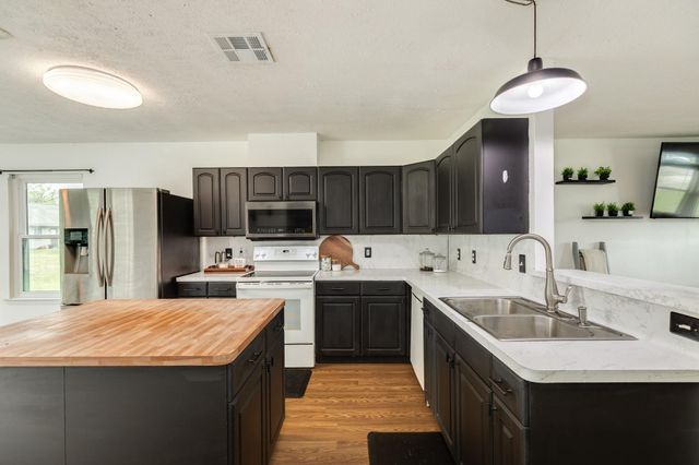 318 S Amherst Drive, West Columbia, TX 77486