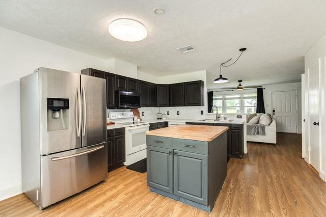 318 S Amherst Drive, West Columbia, TX 77486