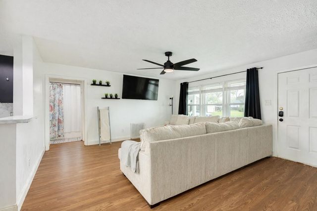 318 S Amherst Drive, West Columbia, TX 77486