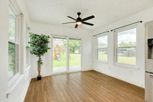 318 S Amherst Drive, West Columbia, TX 77486