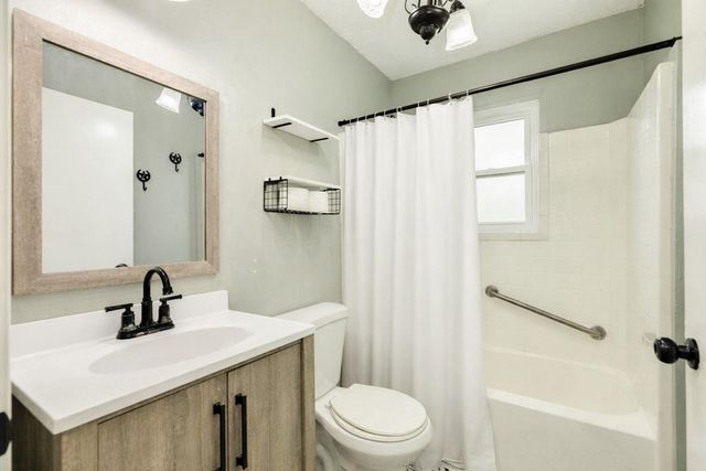 318 S Amherst Drive, West Columbia, TX 77486