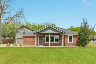 318 S Amherst Drive, West Columbia, TX 77486
