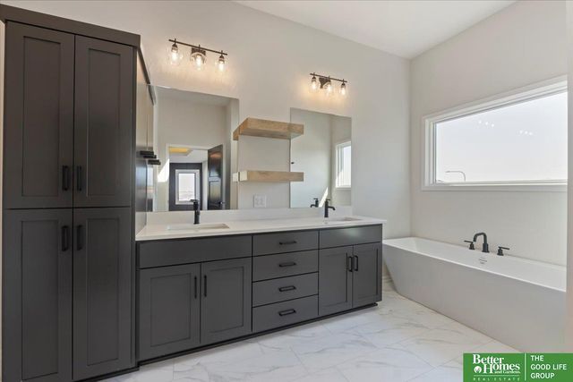 5607 N 213th Avenue, Elkhorn, NE 68022