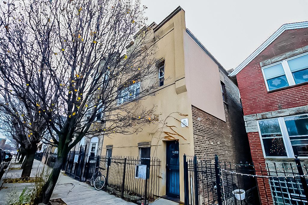 2040 W 19TH Street 2F, Chicago, IL 60608