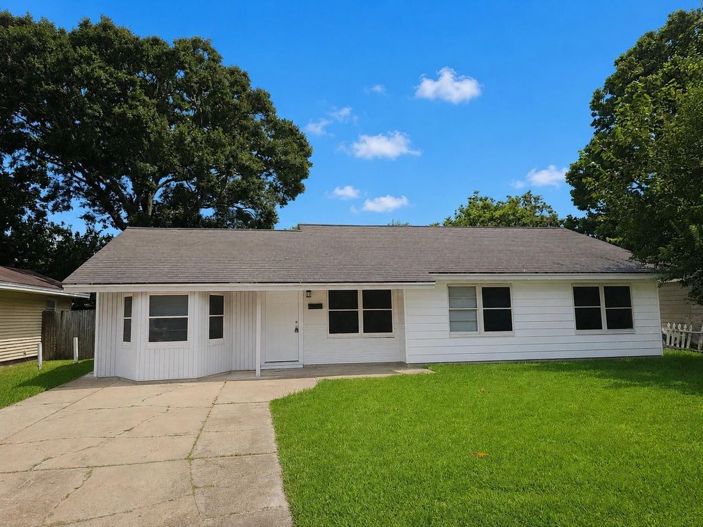 2914 Tarpey Avenue, Texas City, TX 77590