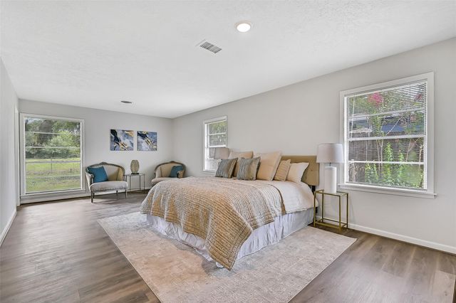 3110 8th Avenue N, Texas City, TX 77590