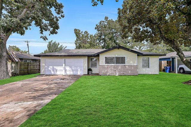 3110 8th Avenue N, Texas City, TX 77590