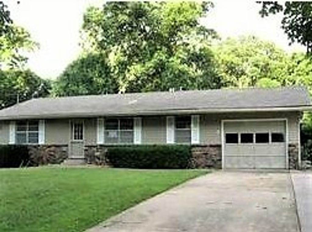 2 Lancaster Drive, Bella Vista, AR 72715