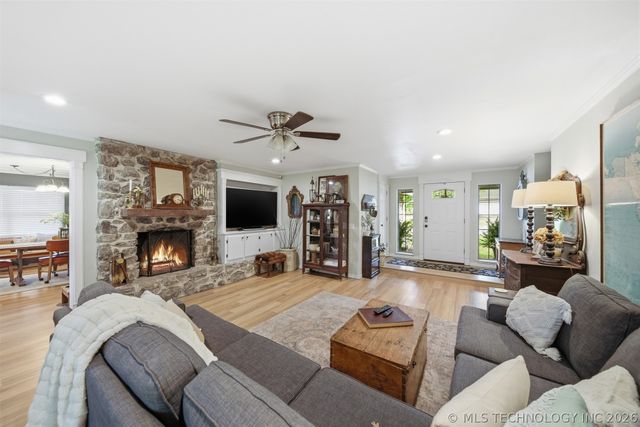 504 W 32nd Place, Sand Springs, OK 74063