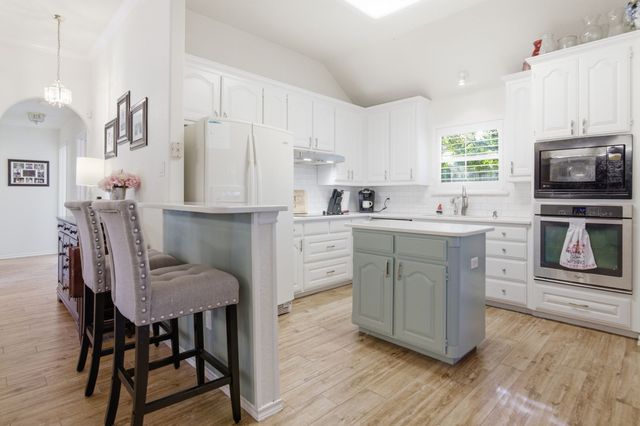 729 Bent Tree Court, Hurst, TX 76054