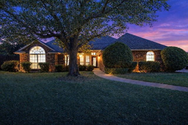 729 Bent Tree Court, Hurst, TX 76054