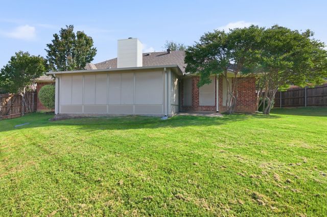 729 Bent Tree Court, Hurst, TX 76054