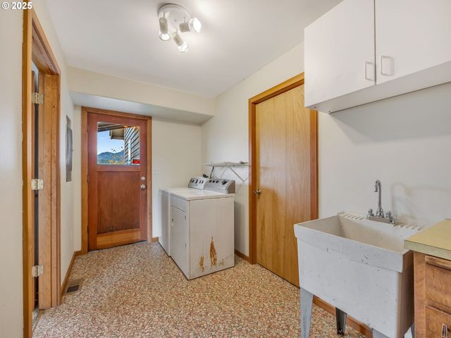 37555 Hauger Mountain Ln, Seaside, OR 97138