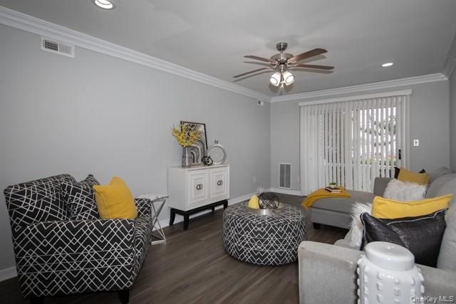 48 Watergate Lane 5-48, Patchogue, NY 11772