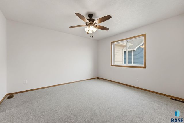 7236 E Athens Ct Court, Sioux Falls, SD 57110