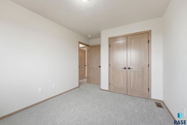 7236 E Athens Ct Court, Sioux Falls, SD 57110