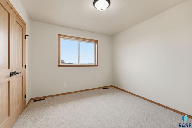 7236 E Athens Ct Court, Sioux Falls, SD 57110