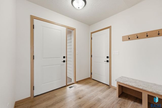 7236 E Athens Ct Court, Sioux Falls, SD 57110