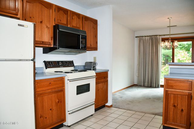 22 Generals Way, Halfmoon, NY 12065