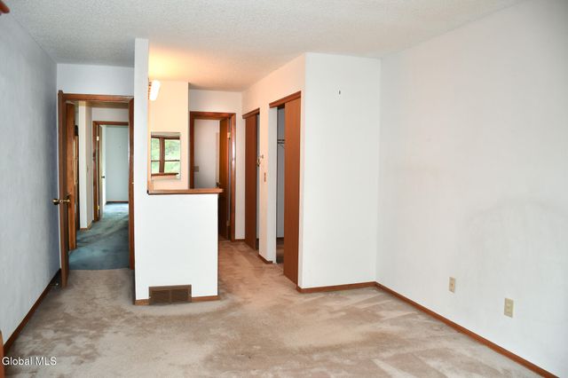 22 Generals Way, Halfmoon, NY 12065