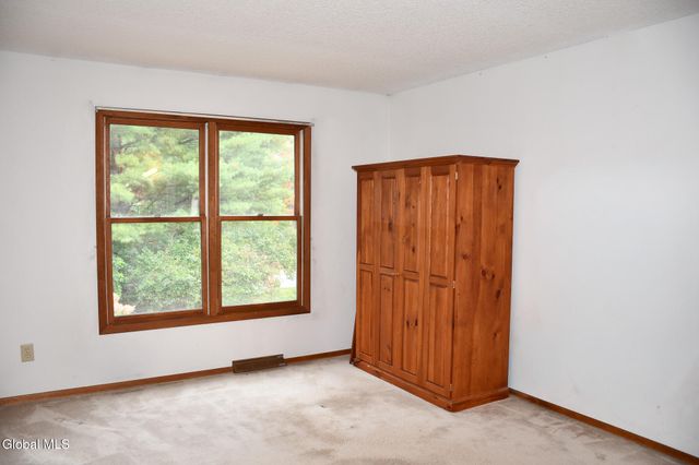 22 Generals Way, Halfmoon, NY 12065