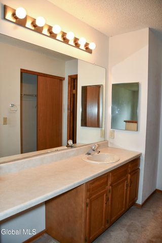 22 Generals Way, Halfmoon, NY 12065